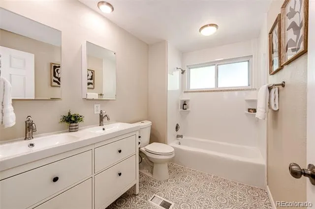 6724 S Ash Way Centennial, CO 80122