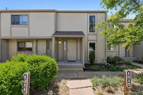 1039 E Moorhead Circle