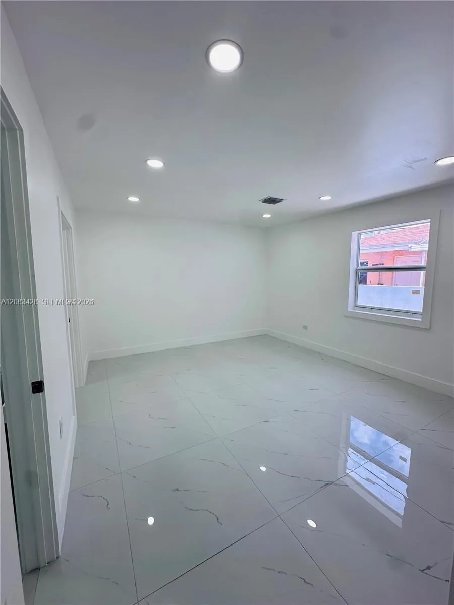 82 E 16th St Hialeah, FL 33010