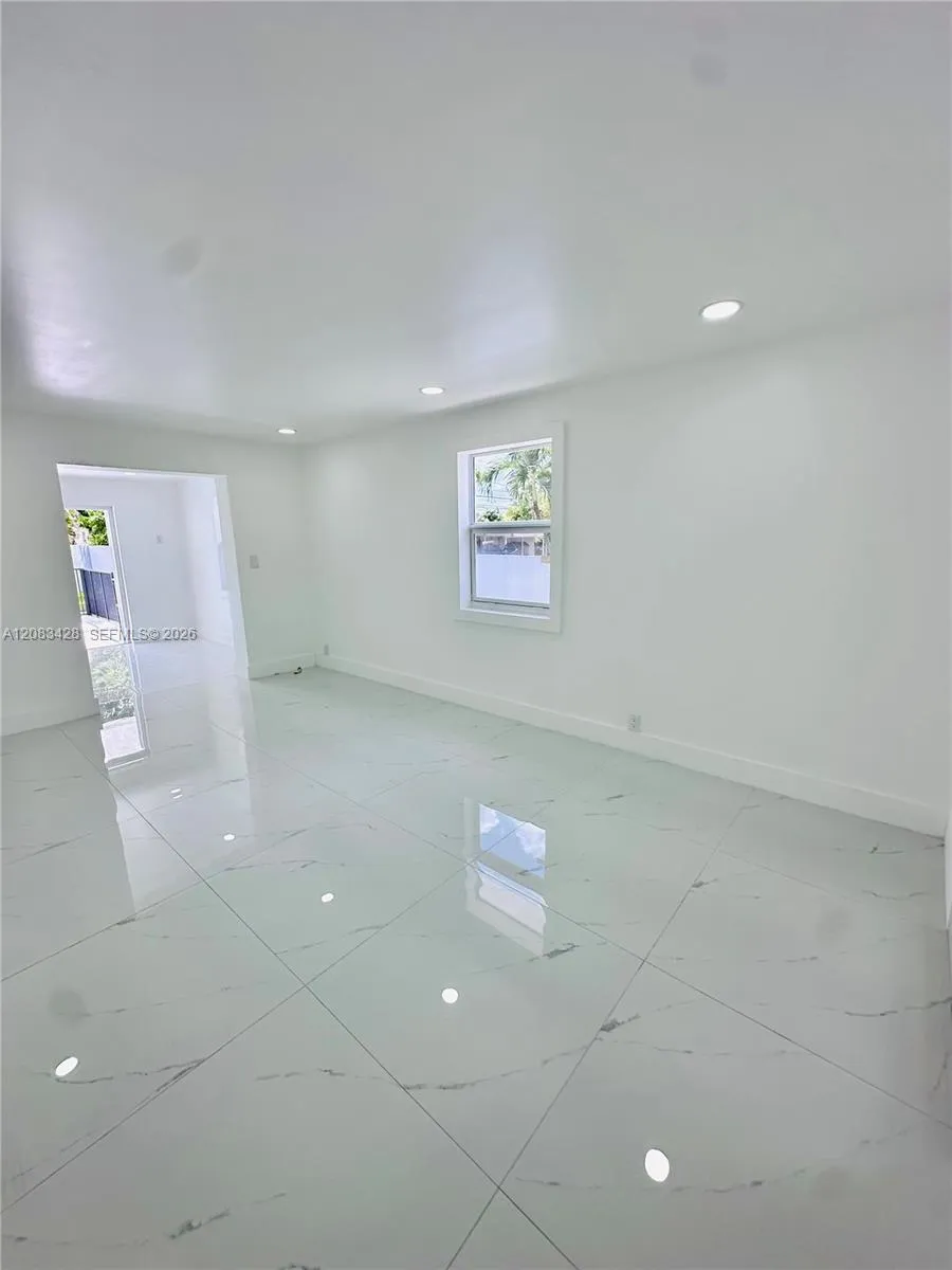 82 E 16th St Hialeah, FL 33010