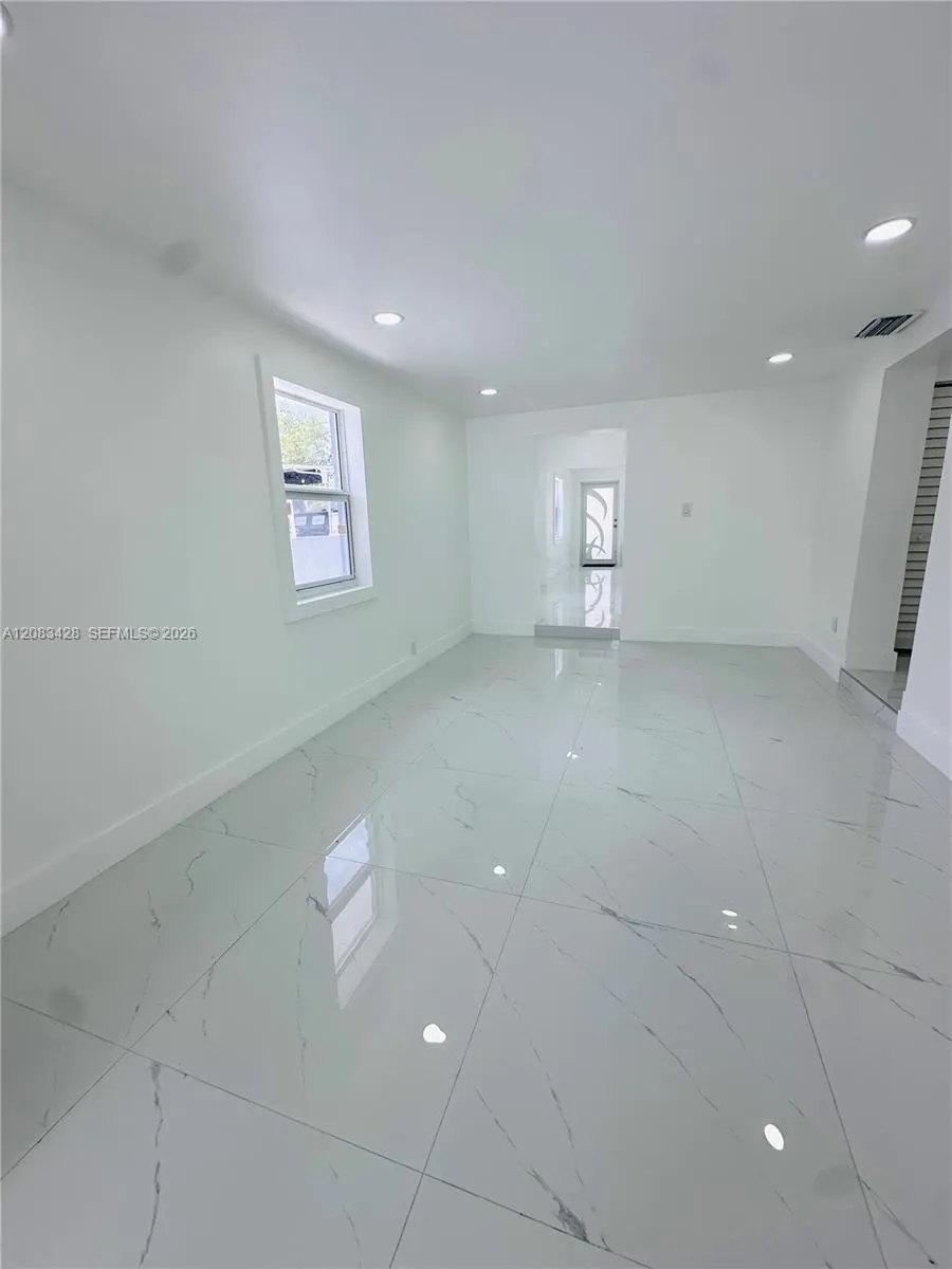 82 E 16th St Hialeah, FL 33010