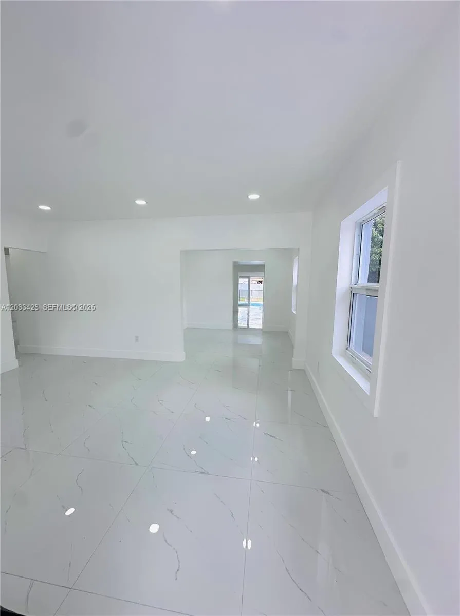 82 E 16th St Hialeah, FL 33010