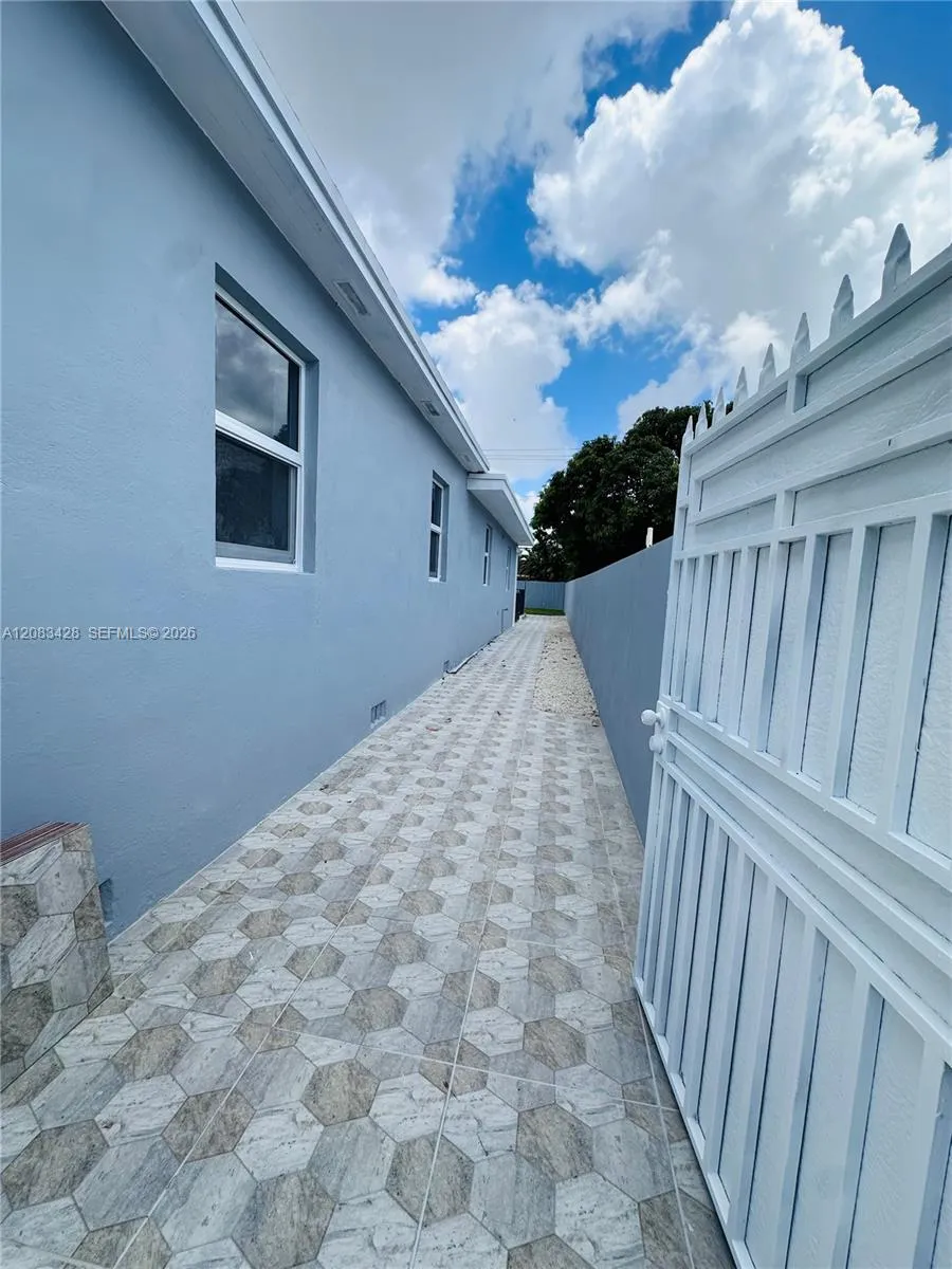 82 E 16th St Hialeah, FL 33010
