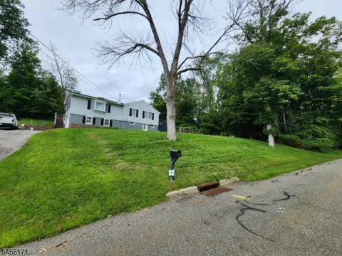 30 Locust Rd
