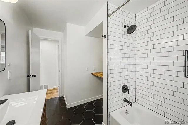 520 Iola Street Aurora, CO 80010