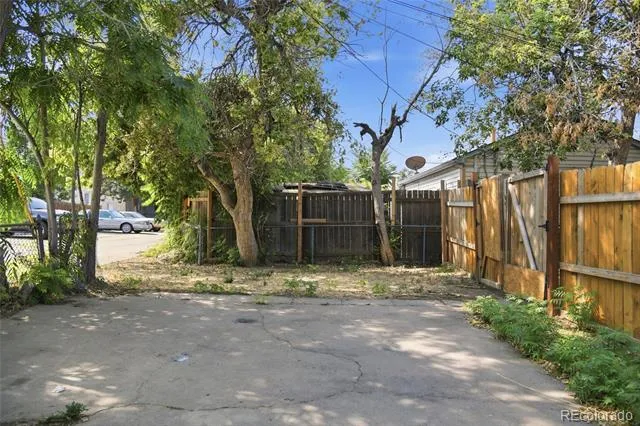 1608 Oakland Street Aurora, CO 80010