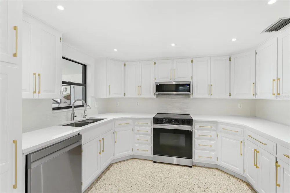 2723 LYNNHURST STREET Sarasota, FL 34239