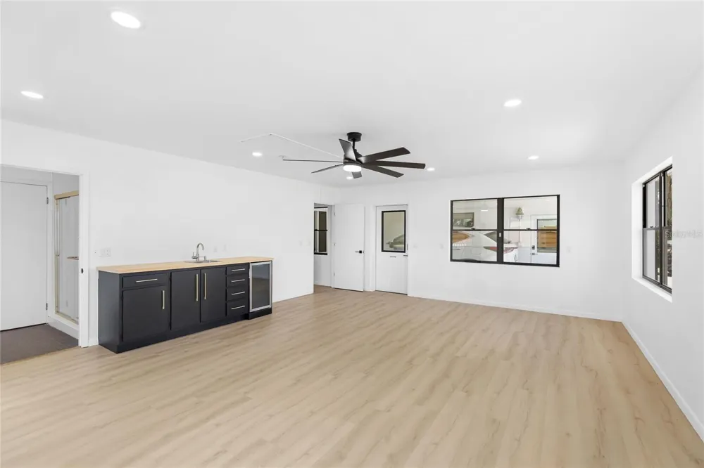 2723 LYNNHURST STREET Sarasota, FL 34239