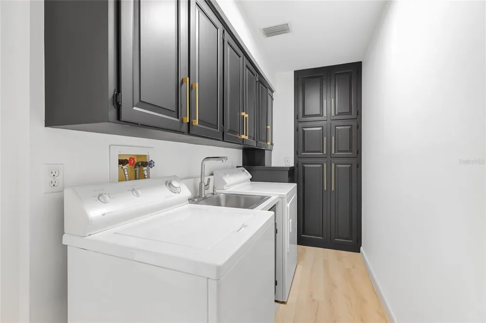 2723 LYNNHURST STREET Sarasota, FL 34239