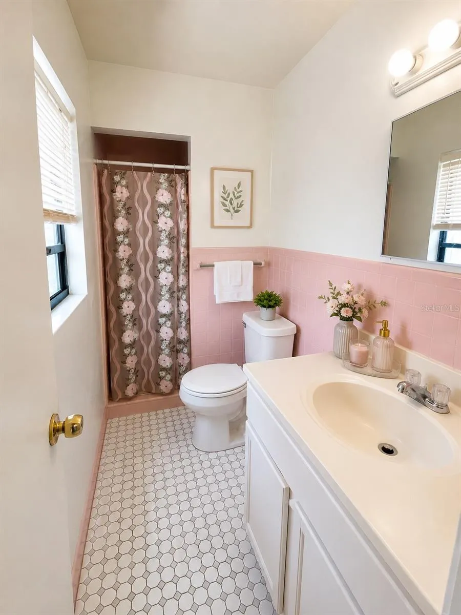 6233 OAKCREST CIRCLE Orlando, FL 32808
