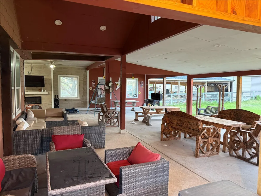 2307 County Road 3545 Cleveland, TX 77327