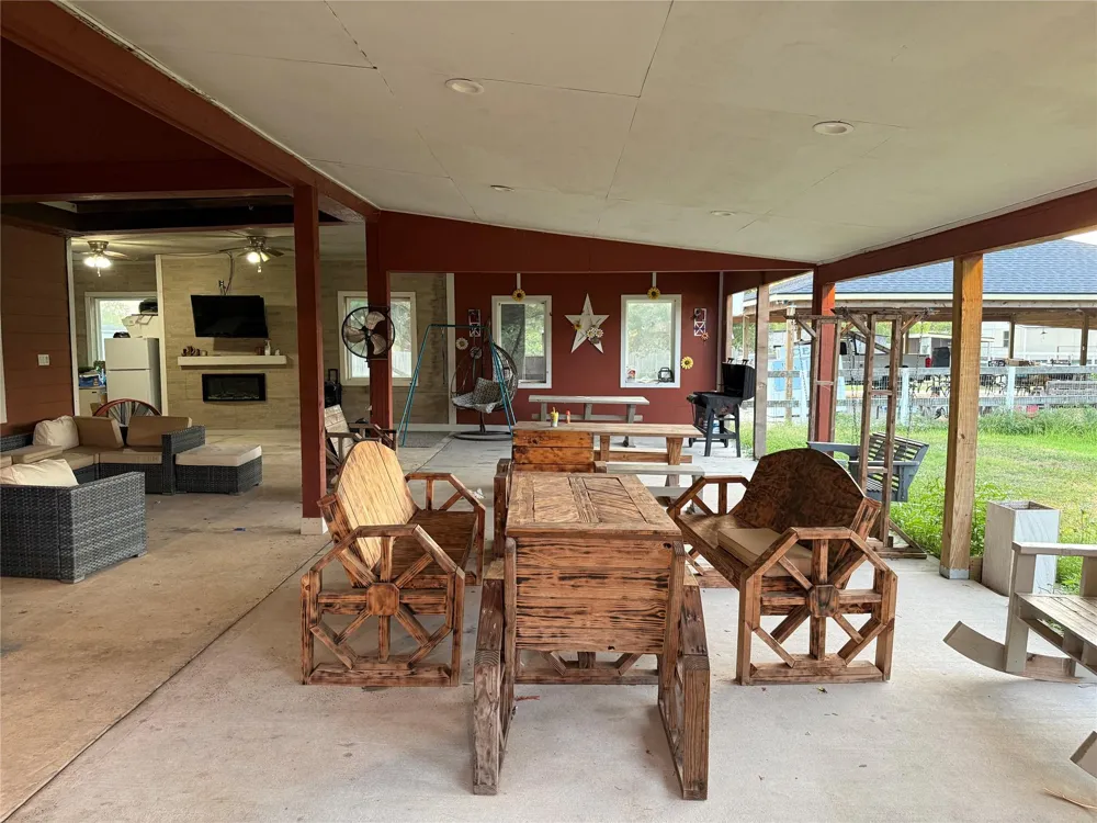 2307 County Road 3545 Cleveland, TX 77327