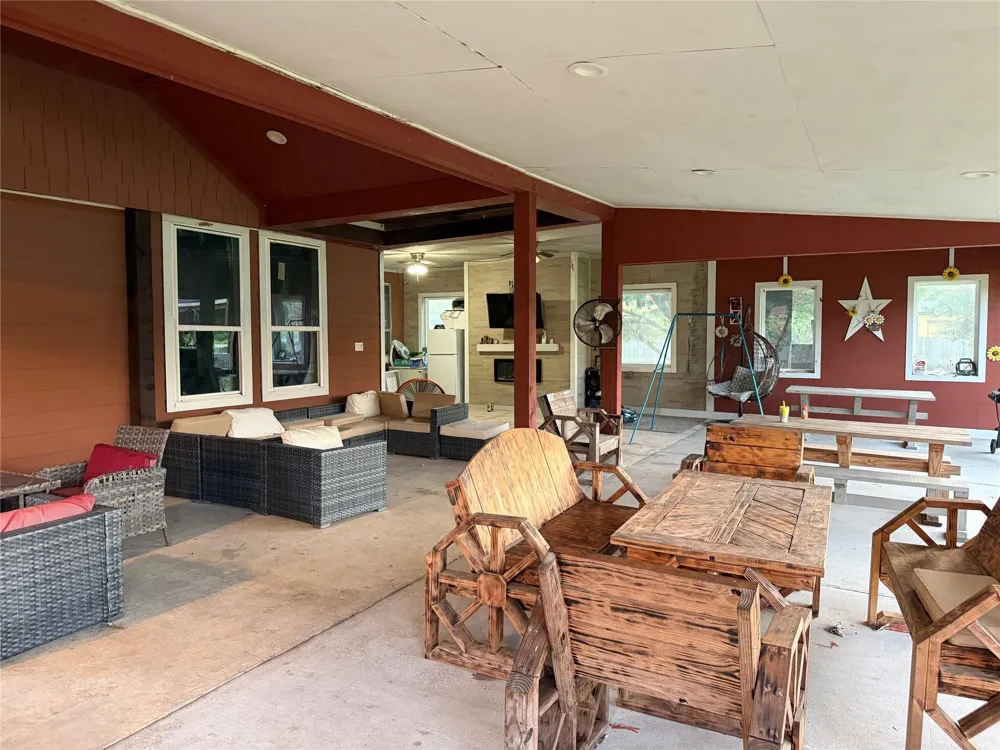 2307 County Road 3545 Cleveland, TX 77327