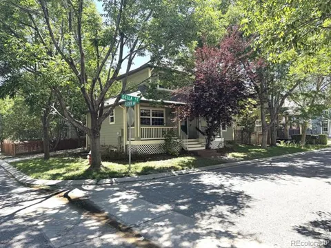 1202 Della Street