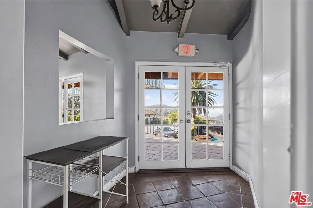 8207 Mulholland Drive Los Angeles, CA 90046