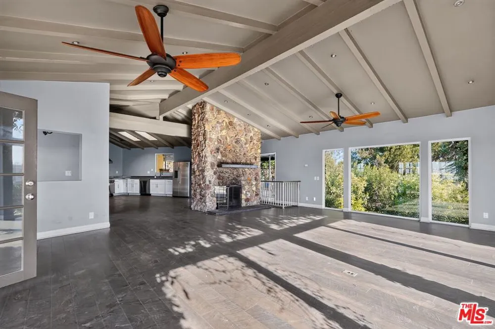 8207 Mulholland Drive Los Angeles, CA 90046