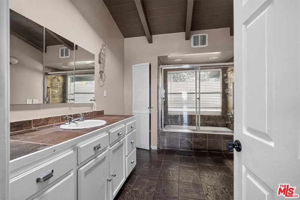 8207 Mulholland Drive Los Angeles, CA 90046