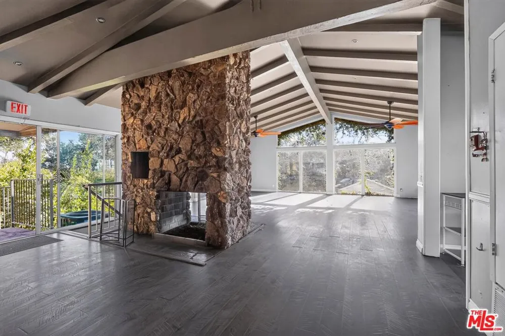 8207 Mulholland Drive Los Angeles, CA 90046