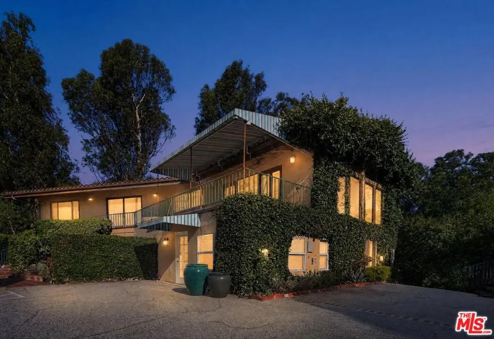 8207 Mulholland Drive Los Angeles, CA 90046