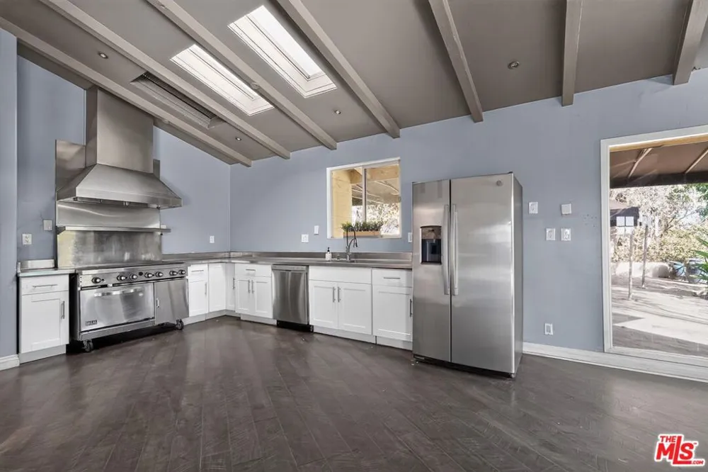 8207 Mulholland Drive Los Angeles, CA 90046