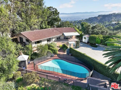 8207 Mulholland Drive