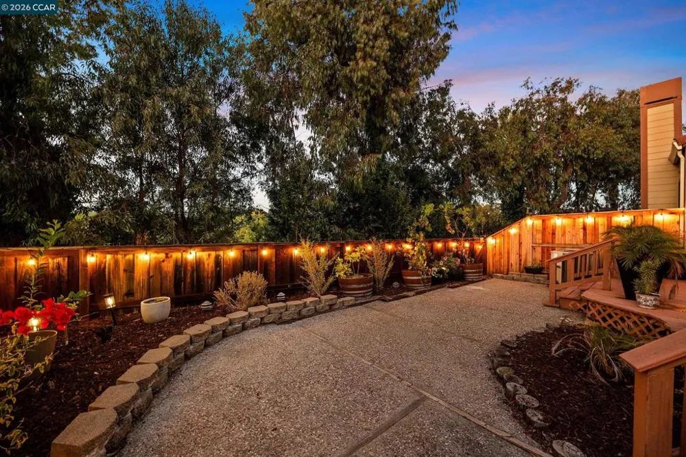35 Sapphire Ct Hercules, CA 94547