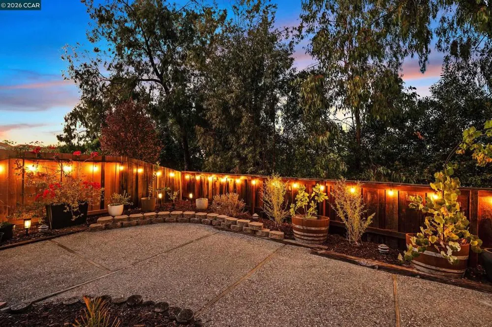 35 Sapphire Ct Hercules, CA 94547