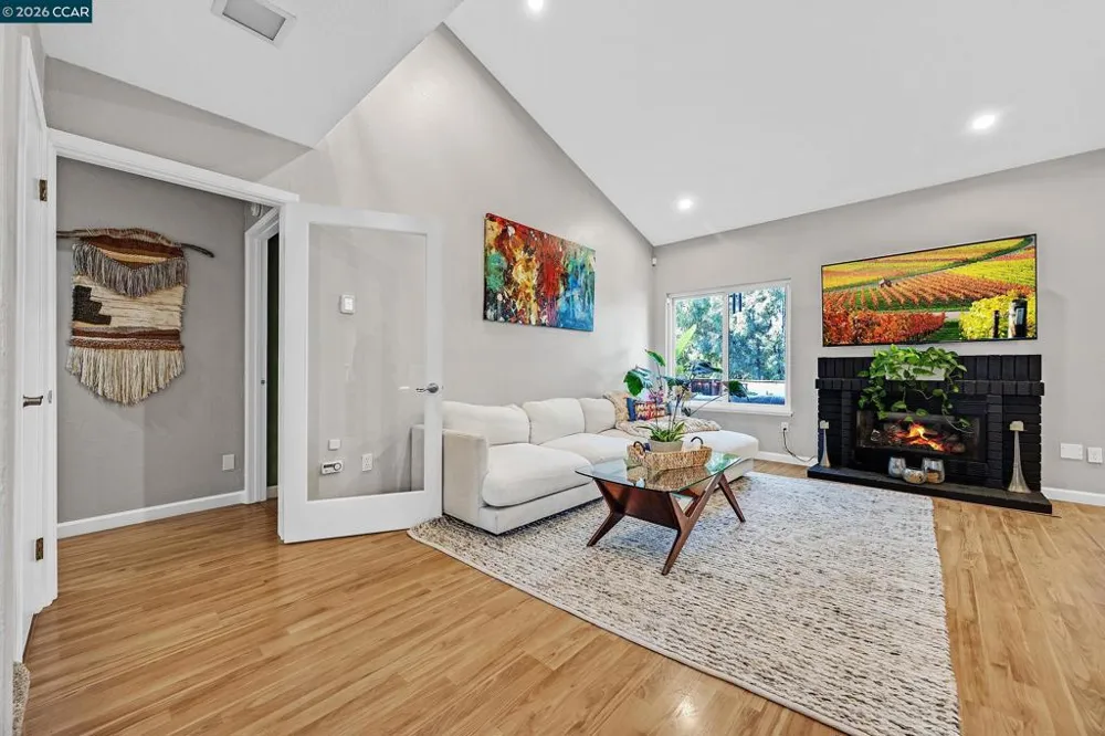 35 Sapphire Ct Hercules, CA 94547