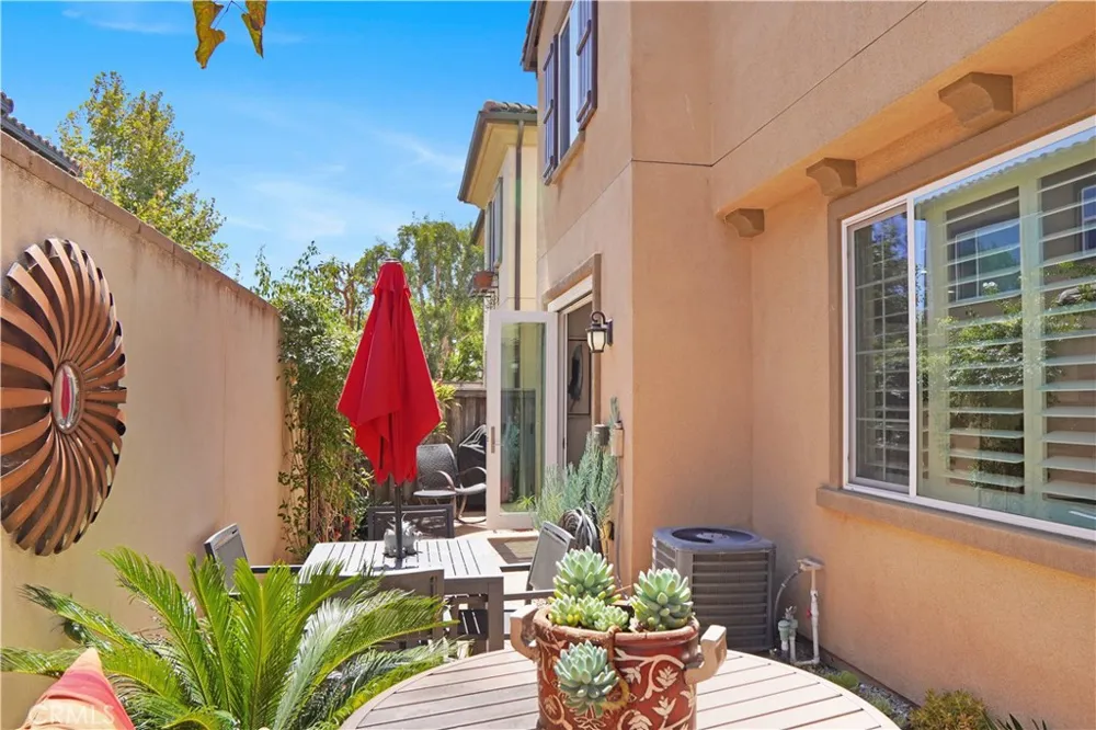10572 Sausalito Court Los Alamitos, CA 90720