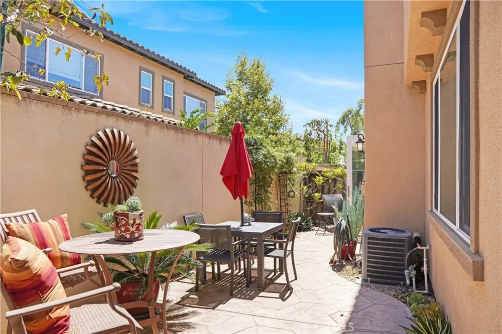 10572 Sausalito Court Los Alamitos, CA 90720