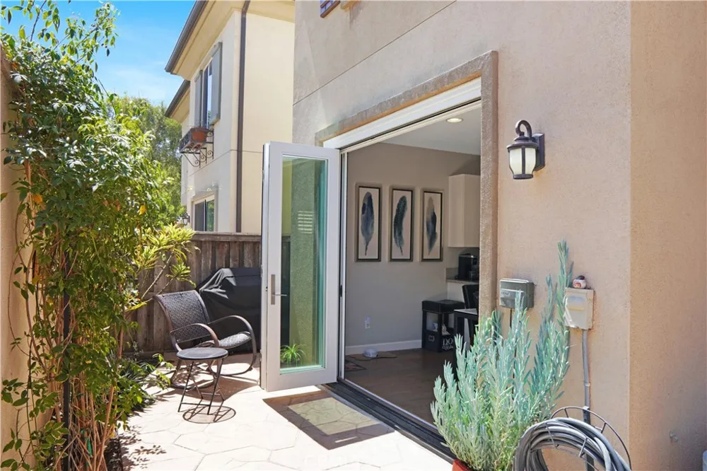 10572 Sausalito Court Los Alamitos, CA 90720