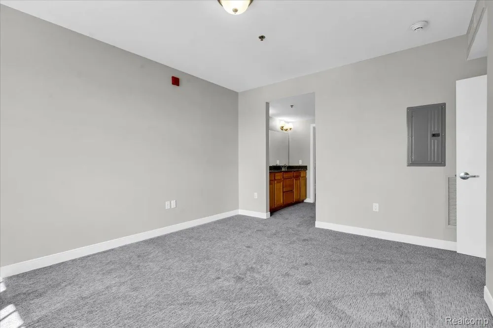 525 W Lafayette Boulevard #18E Detroit City, MI 48226
