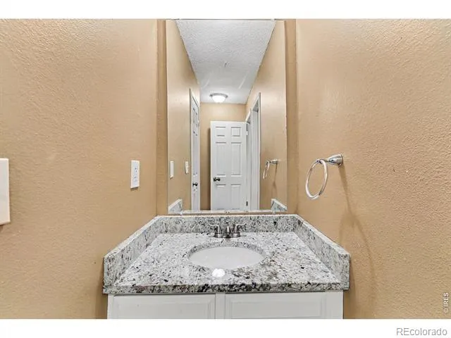2220 S Jasper Way #B Aurora, CO 80013