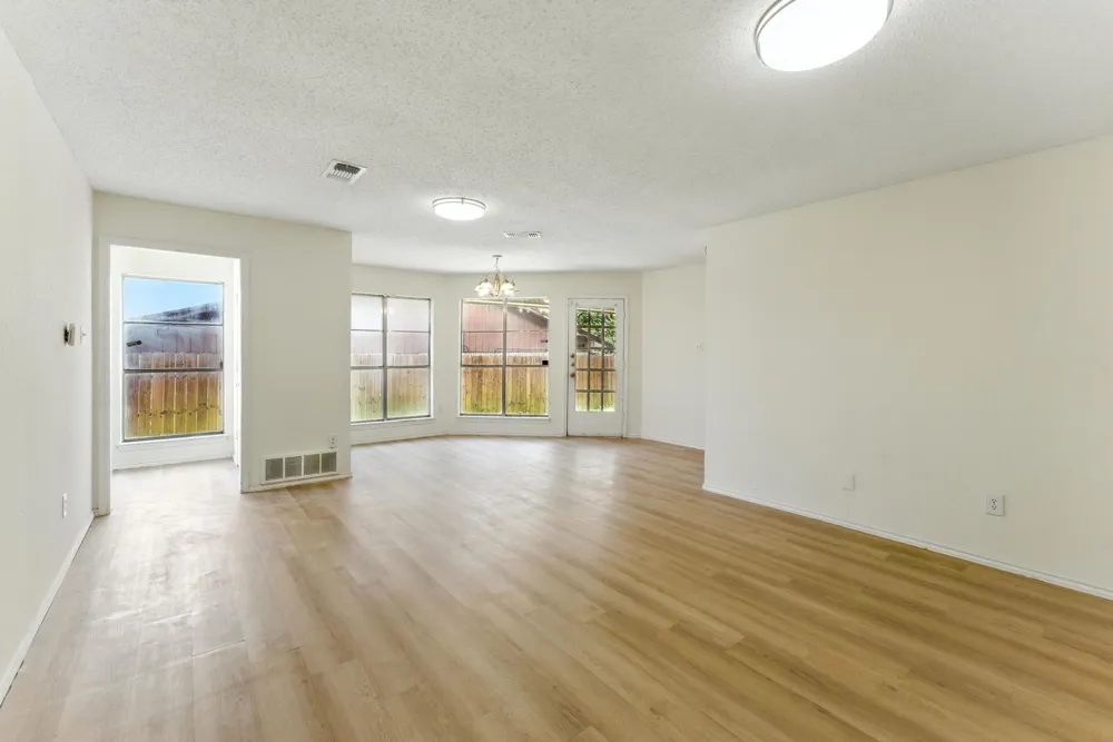 6905 W Cleburne Road Fort Worth, TX 76133