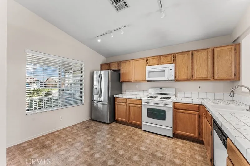 1932 Shamrock Avenue Palmdale, CA 93550