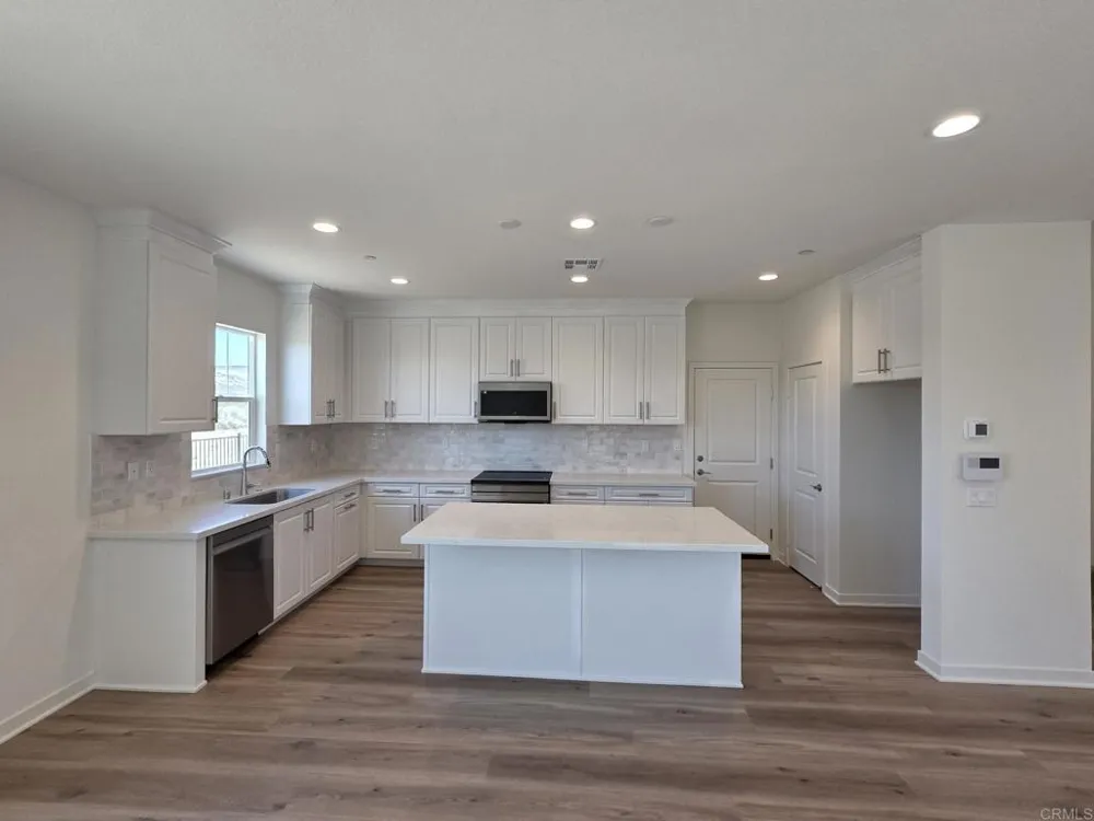 725 Kingbird Loop Oceanside, CA 92058