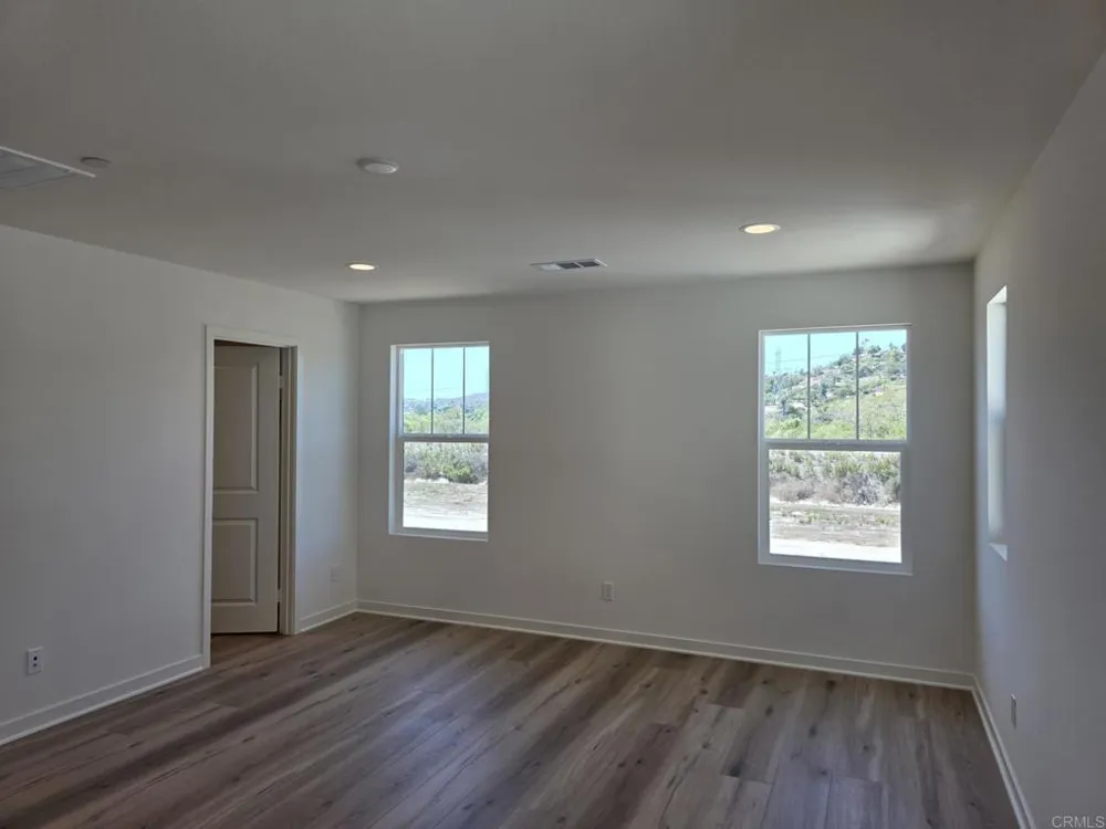 725 Kingbird Loop Oceanside, CA 92058