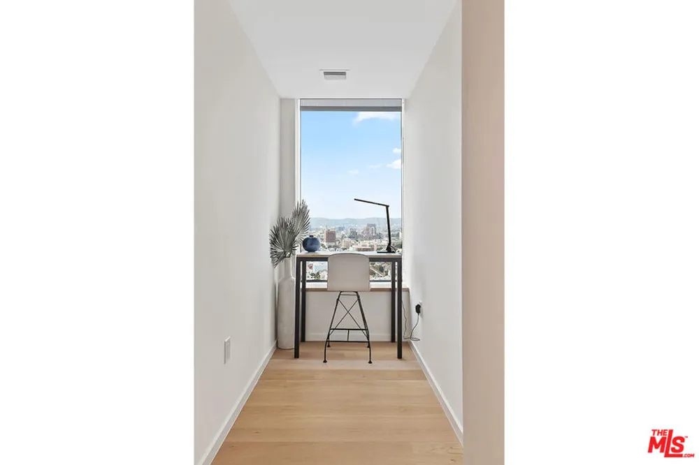 889 Francisco Street #2506 Los Angeles, CA 90017