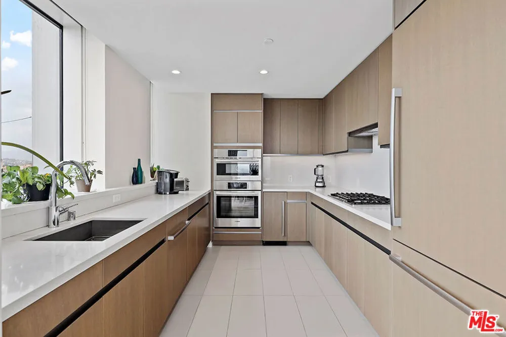 889 Francisco Street #2506 Los Angeles, CA 90017