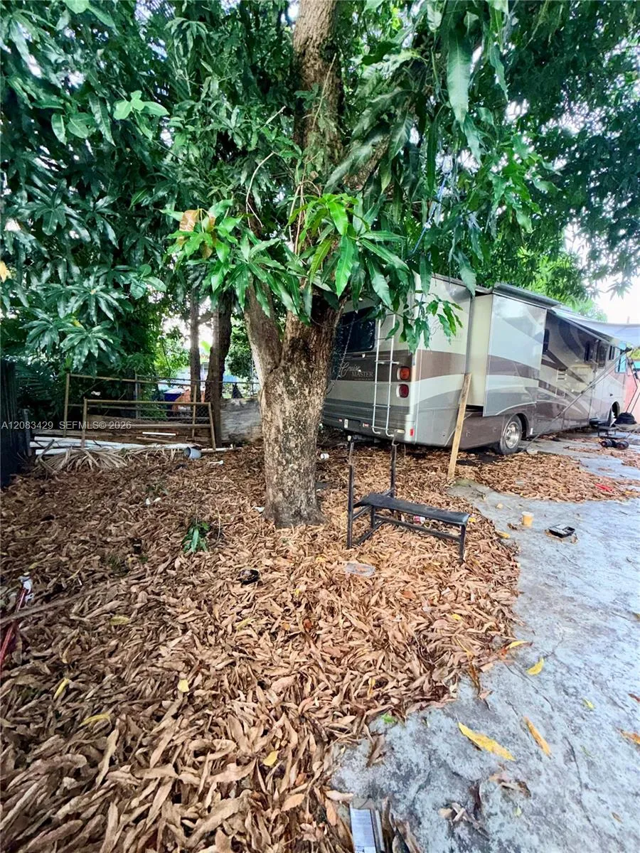 1829 NW 5th St Miami, FL 33125