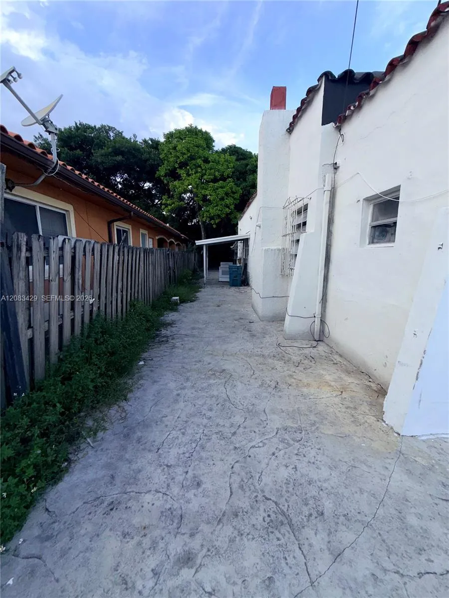 1829 NW 5th St Miami, FL 33125