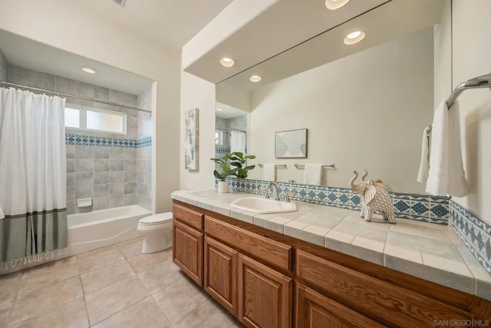 1990 Quail View Dr Vista, CA 92084
