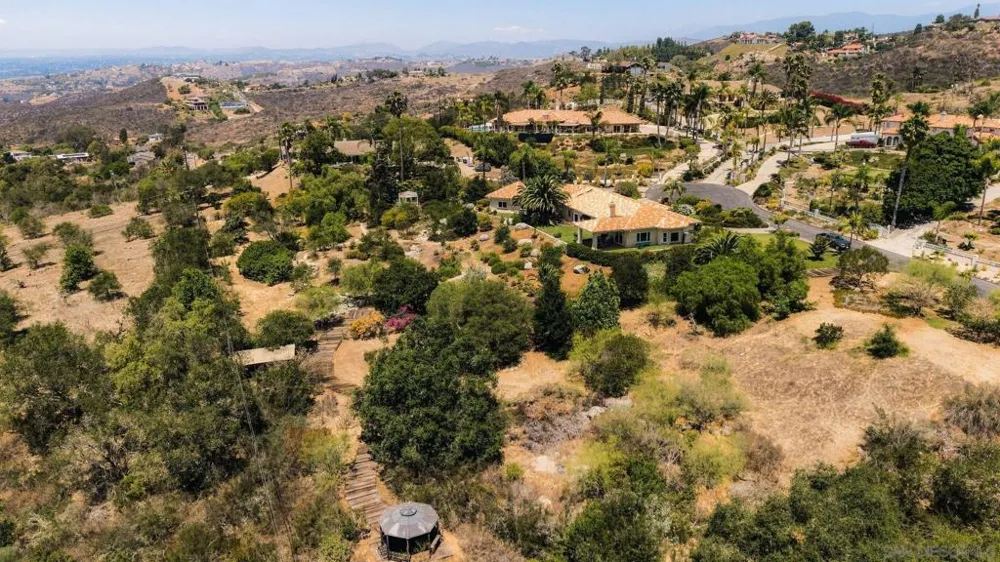 1990 Quail View Dr Vista, CA 92084