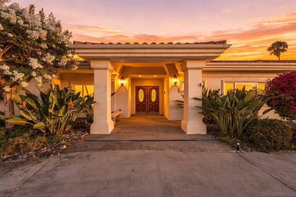 1990 Quail View Dr Vista, CA 92084