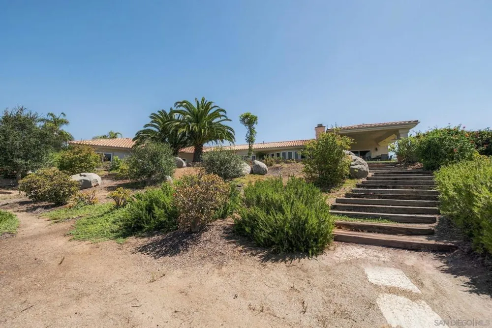 1990 Quail View Dr Vista, CA 92084
