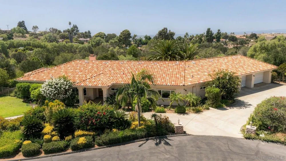 1990 Quail View Dr Vista, CA 92084