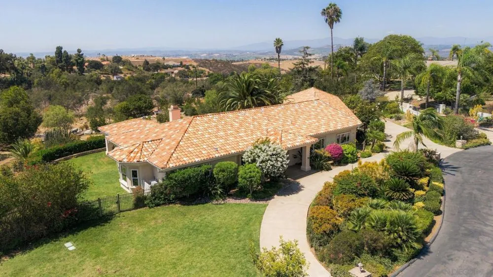 1990 Quail View Dr Vista, CA 92084