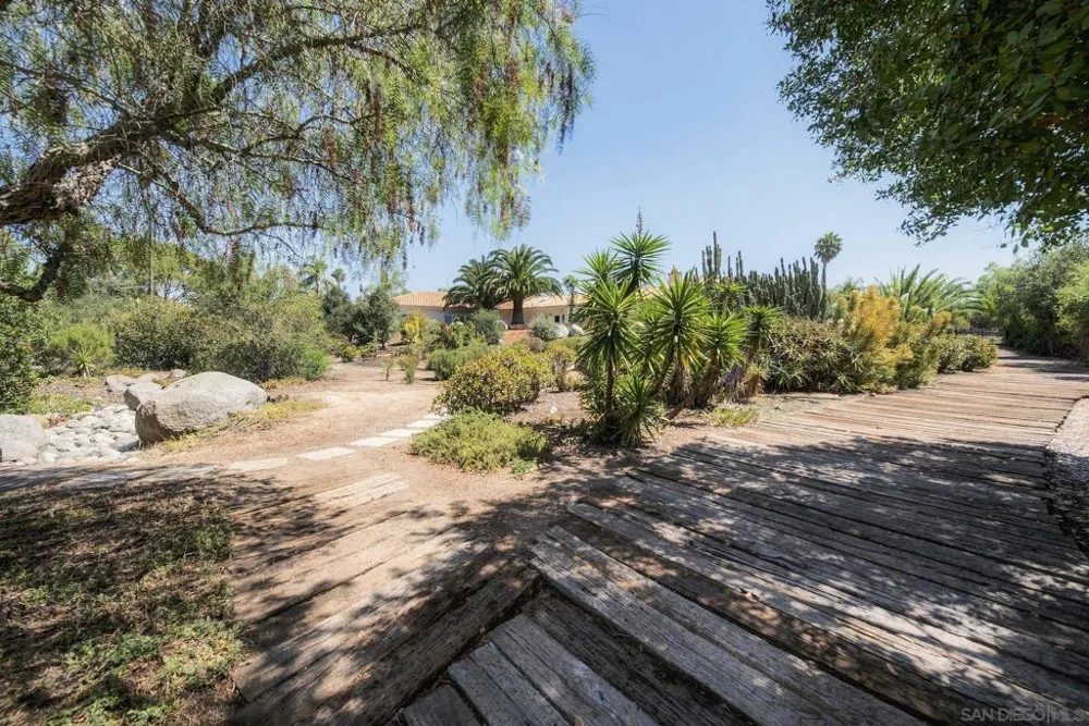 1990 Quail View Dr Vista, CA 92084