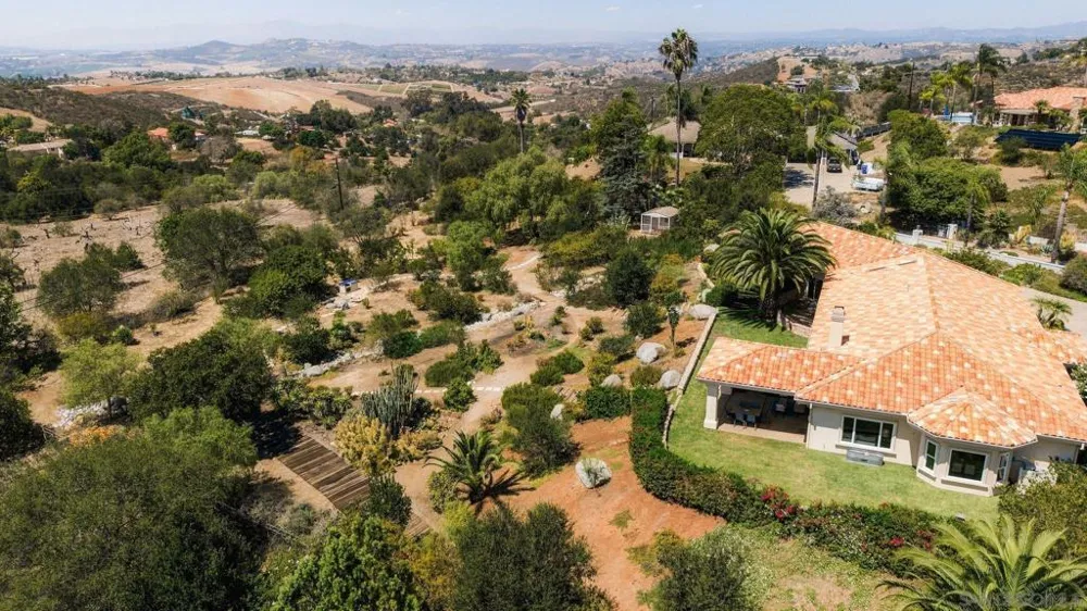 1990 Quail View Dr Vista, CA 92084