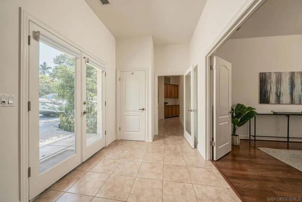 1990 Quail View Dr Vista, CA 92084
